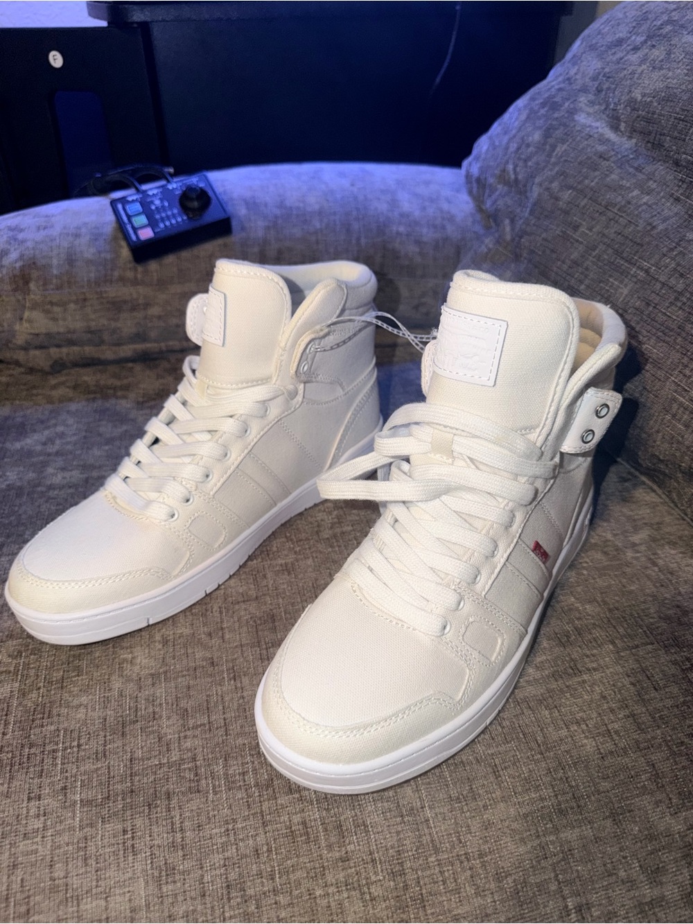 Levi’s BB Hi CVS White Canvas High Top Sneakers Women’s Size 9
